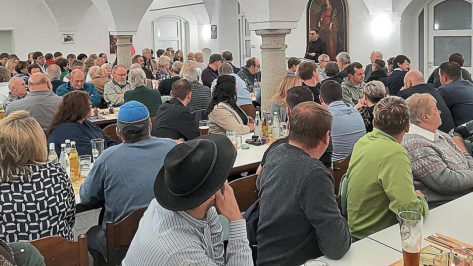 Pfarrer Augustinus schwor die G&auml;ste darauf ein, ihre positive Lebenseinstellung zu bewahren, um politisch, gesellschaftlich oder kirchlich wahre Gemeinschaft zu erfahren.