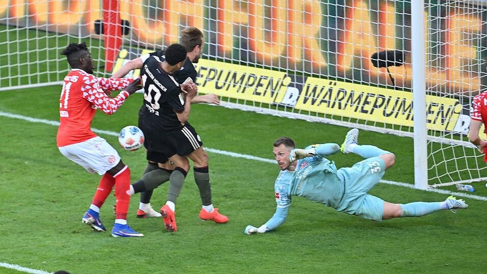 Hatte mit einem Tor und einer Vorlage gro&szlig;en Anteil am Bayern-Sieg: Jamal Musiala (M).