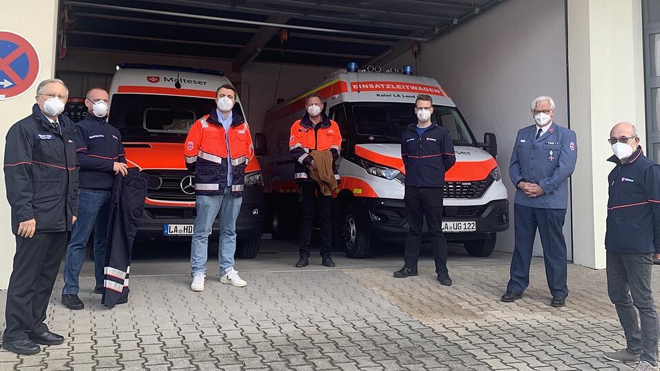 Notarzt Dr. Thomas Fleischmann (3.v.l.) wurde von den F&uuml;hrungskr&auml;ften im Malteser-Team begr&uuml;&szlig;t.