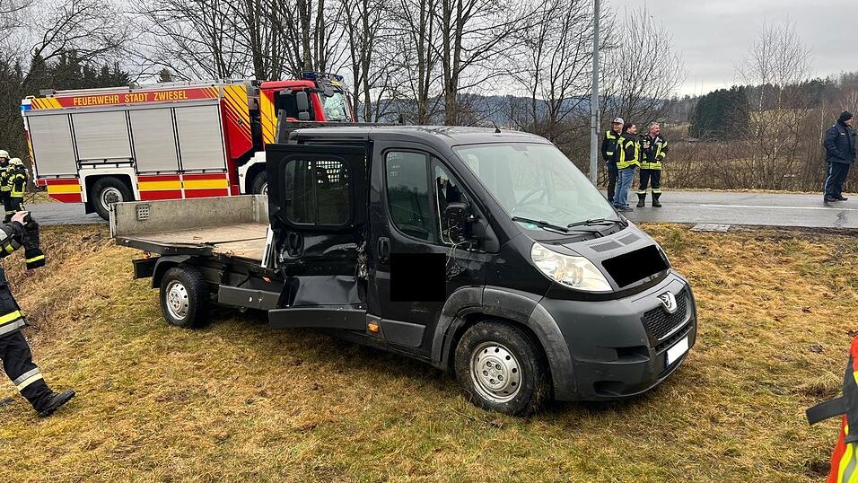 An einem Bahnübergang bei Zwiesel sind am Montag ein Auto und ein Zug zusammengestoßen. An einem Bahnübergang bei Zwiesel sind am Montag ein Auto und ein Zug zusammengestoßen.