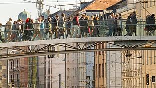 Menschen strömen in den letzten Wiesn-Tagen zur Theresienwiese.