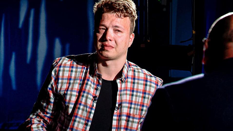 Der belarussische Blogger Roman Protassewitsch soll schon bei seiner Festnahme in einem in Minsk zur Landung gezwungenen Flugzeug für den Geheimdienst seiner Heimat gearbeitet haben. (Archivbild) Der belarussische Blogger Roman Protassewitsch soll schon bei seiner Festnahme in einem in Minsk zur Landung gezwungenen Flugzeug für den Geheimdienst seiner Heimat gearbeitet haben. (Archivbild)
