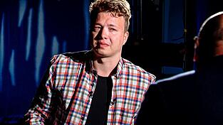 Der belarussische Blogger Roman Protassewitsch soll schon bei seiner Festnahme in einem in Minsk zur Landung gezwungenen Flugzeug für den Geheimdienst seiner Heimat gearbeitet haben. (Archivbild) Der belarussische Blogger Roman Protassewitsch soll schon bei seiner Festnahme in einem in Minsk zur Landung gezwungenen Flugzeug für den Geheimdienst seiner Heimat gearbeitet haben. (Archivbild)