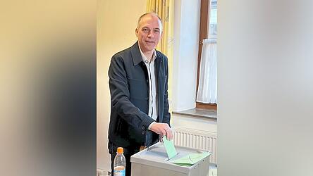 Anton Maier hat im Neufraunhofener Wahllokal gew&auml;hlt.