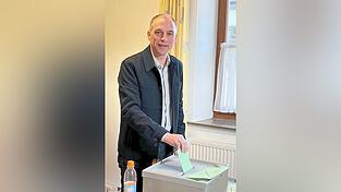 Anton Maier hat im Neufraunhofener Wahllokal gew&auml;hlt.