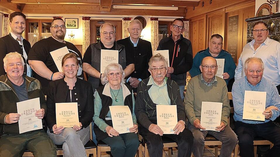 Gausportleiter Benedikt Flexeder (hinten l.) und Sch&uuml;tzenmeister Josef Krojer (hinten r.) ehrten Christoph Scharlach, Robert Wagensohner, Karl-Heinz Schrafstetter, Klaus Man&szlig;, Andreas Dilger, (vorne v.l.) Dieter Halemba, Manuela Karkutsch, Doris Becker, Alex Becker, Josef Hagl und Jakob Kiermeier.