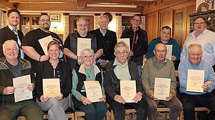 Gausportleiter Benedikt Flexeder (hinten l.) und Sch&uuml;tzenmeister Josef Krojer (hinten r.) ehrten Christoph Scharlach, Robert Wagensohner, Karl-Heinz Schrafstetter, Klaus Man&szlig;, Andreas Dilger, (vorne v.l.) Dieter Halemba, Manuela Karkutsch, Doris Becker, Alex Becker, Josef Hagl und Jakob Kiermeier.