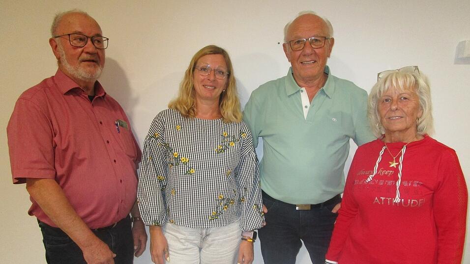 Siegfried Ulbrich (2.v.r.) wurde f&uuml;r seine 60-j&auml;hrige Vereinstreue von der DJK-Vorsitzenden Henny F&ouml;rster im Beisein der beiden Ehrenvorsitzenden Heinz Jungbauer und Andrea Kollmeier geehrt.