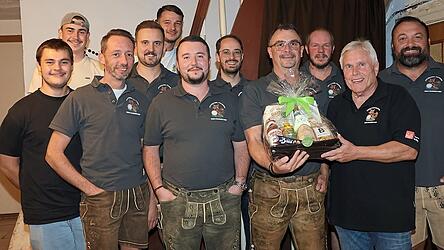 Der neue Vorstand der „Fuchz‘gerl Fuchser“: (v.l.) Benedikt Niedermeier, Tobias Kiessling, Bernhard Neu, Christoph Goldbrunner, Erik Hölzl, Vorsitzender Michael Stemmer, Lukas Wohlschläger, Markus Kiessling, Wolfgang Bucher, Erwin Eichner und Peter Kiessling.