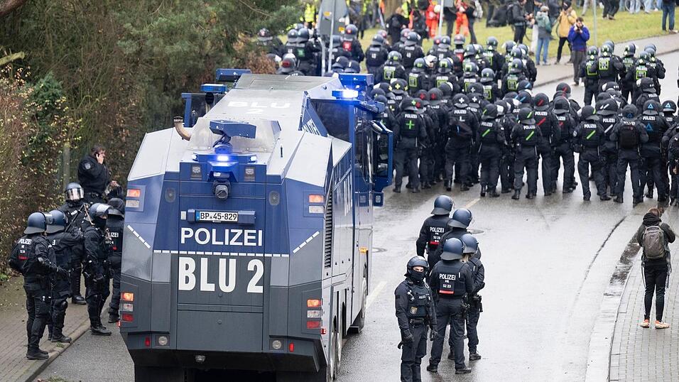 Die Polizei setzte mehrfach Wasserwerfer ein.