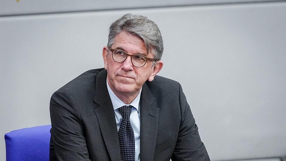 Wolfram Weimer (parteilos), Staatsminister f&uuml;r Kultur und Medien, darf die Betreiber des Berliner Buchladens &laquo;Zur schwankenden Weltkugel&raquo; nicht als &laquo;politische Extremisten&raquo; bezeichnen.