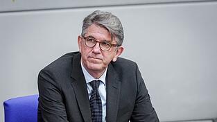 Wolfram Weimer (parteilos), Staatsminister f&uuml;r Kultur und Medien, darf die Betreiber des Berliner Buchladens &laquo;Zur schwankenden Weltkugel&raquo; nicht als &laquo;politische Extremisten&raquo; bezeichnen.