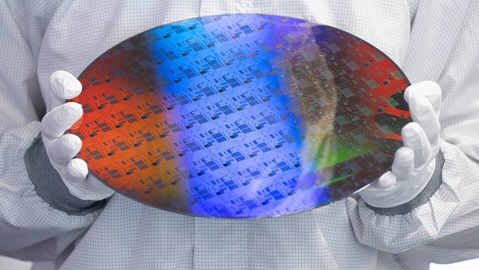 Bei der Chip-Herstellung werden Milliarden winzigster Schaltkreise übereinander geschichtet. (Symbolbild) Bei der Chip-Herstellung werden Milliarden winzigster Schaltkreise übereinander geschichtet. (Symbolbild)