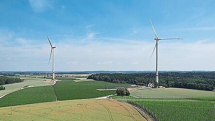 Die beiden m&auml;chtigen Windr&auml;der bei Gro&szlig;gr&uuml;ndling aus der Vogelperspektive. Die Anlagen laufen derzeit im Probebetrieb.