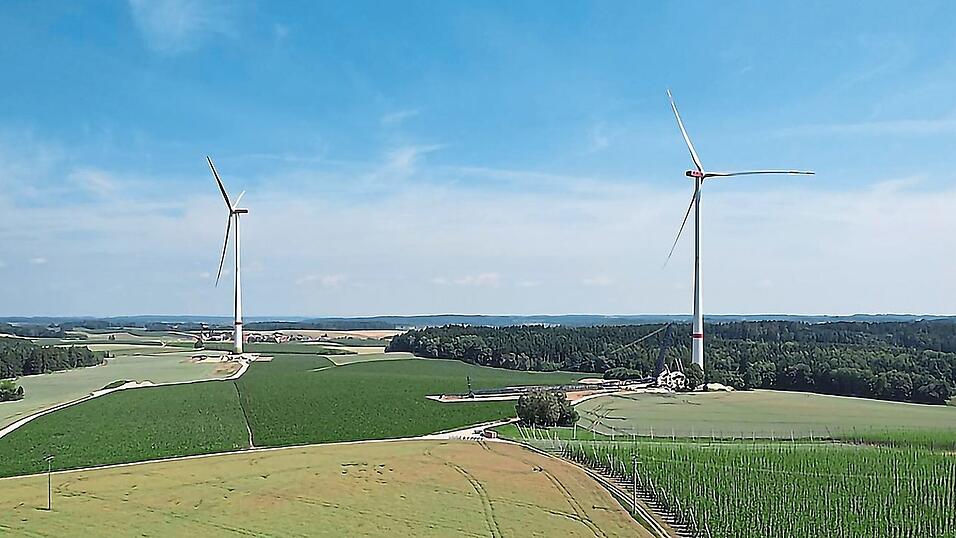 Die beiden mächtigen Windräder bei Großgründling aus der Vogelperspektive. Die Anlagen laufen derzeit im Probebetrieb. Die beiden mächtigen Windräder bei Großgründling aus der Vogelperspektive. Die Anlagen laufen derzeit im Probebetrieb.