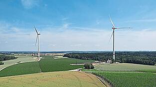 Die beiden mächtigen Windräder bei Großgründling aus der Vogelperspektive. Die Anlagen laufen derzeit im Probebetrieb. Die beiden mächtigen Windräder bei Großgründling aus der Vogelperspektive. Die Anlagen laufen derzeit im Probebetrieb.