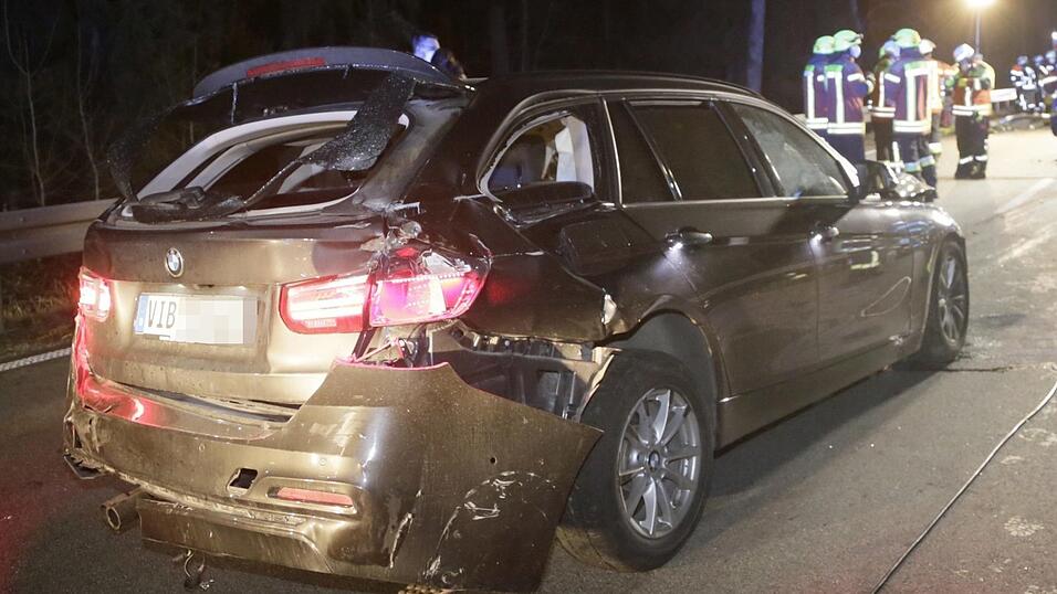 Bei dem Unfall bei Egglkofen wurden mehrere Personen schwer verletzt. Bei dem Unfall bei Egglkofen wurden mehrere Personen schwer verletzt.