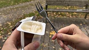 Pudding essen mit Gabeln? Klingt komisch, ist aber ein neuer Trend, der jüngst auch Jugendliche in der Quadfeldmühle zusammengeführt hat.