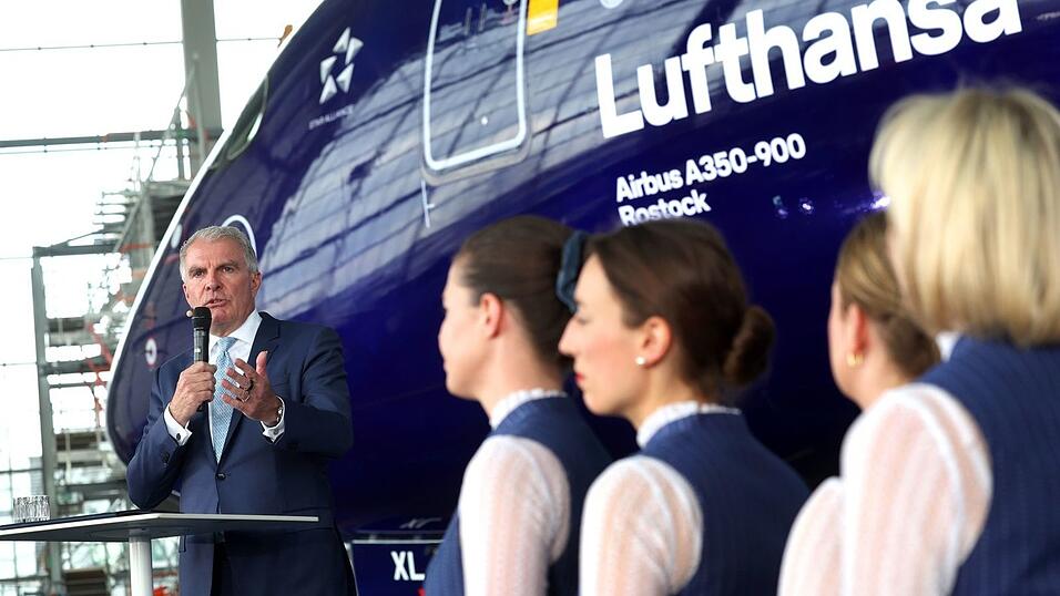 Lufthansa-Chef Carsten Spohr und Flugbegleiterinnen. Lufthansa-Chef Carsten Spohr und Flugbegleiterinnen.