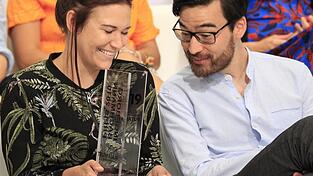 Birgit Birnbacher mit der Troph&auml;e f&uuml;r den Ingeborg-Bachmann-Preis, neben ihr sitzt der deutsche Autor Yannic Han Biao Federer.