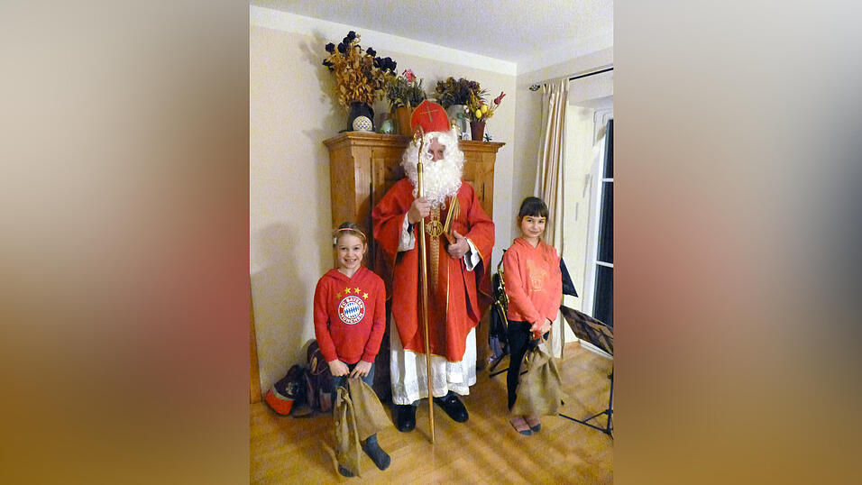 Der Nikolaus im letzten Jahr zu Besuch bei Maria und Elisabeth.