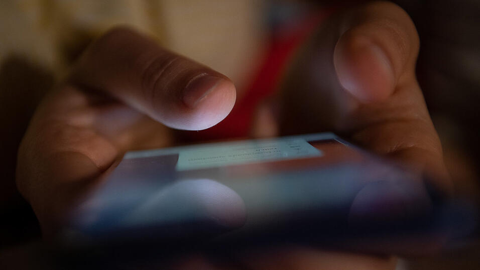 Vor allem Kinderpornografie, die von Sch&uuml;lern unwissentlich auf Smartphones verbreitet wird, ist in Bayern zum Problem geworden. (Symbolbild)