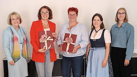 Dr. Regine Langer-Huber (v.l.), Vorsitzende des Trägervereins Haus für das Leben, Sozialpädagogin Birgit Masur, Leiterin des Frauenhauses, Erzieherin Petra Thalhofer, Alexandra Göldner, stellvertretende Vereinsvorsitzende, sowie Sozialpädagogin Katharina Gall.