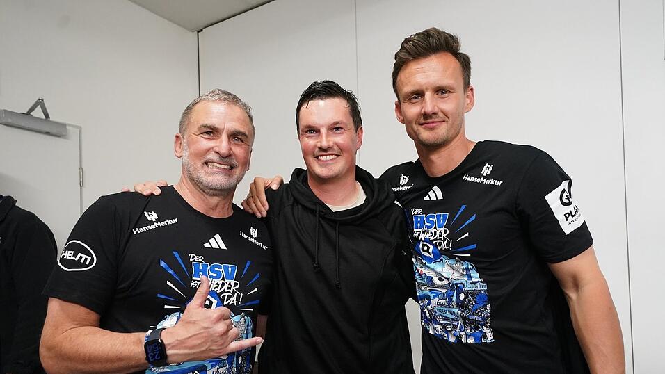 Hamburgs fr&uuml;herer Sportvorstand Stefan Kuntz (l-r), HSV-Trainer Merlin Polzin und Claus Costa, Sportdirektor, feiern den Aufstieg in die 1. Bundesliga. (Archivbild)