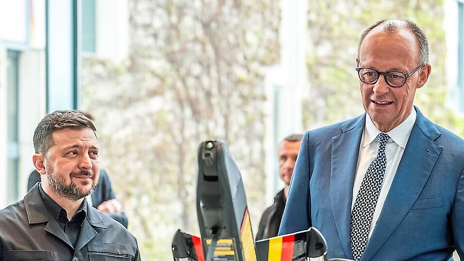 Co-Produktion: Zusammen mit dem ukrainischen Präsidenten Wolodymyr Selenskyj (l.) besichtigte Kanzler Friedrich Merz sechs Drohnen aus überwiegend ukrainisch-deutscher Entwicklung. Co-Produktion: Zusammen mit dem ukrainischen Präsidenten Wolodymyr Selenskyj (l.) besichtigte Kanzler Friedrich Merz sechs Drohnen aus überwiegend ukrainisch-deutscher Entwicklung.