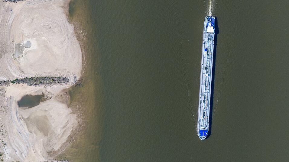 Wegen des Niedrigwassers können Transportschiffe weniger laden Wegen des Niedrigwassers können Transportschiffe weniger laden
