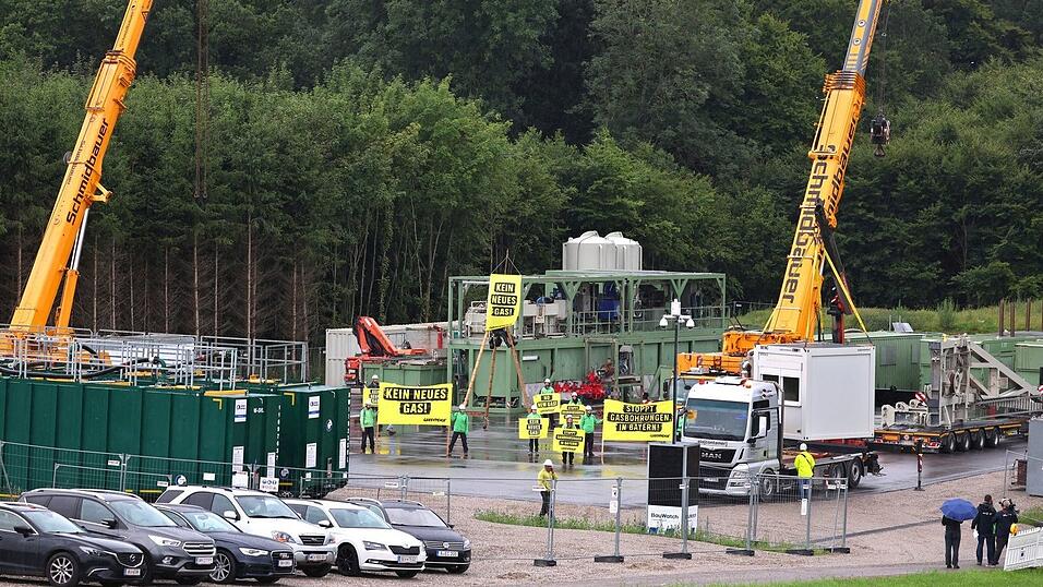 Am Bohrplatz in Reichling wird derzeit der Bohrturm aufgebaut - die Kritiker des Projektes versuchten immer wieder, die Arbeiten zu stören. (Archivbild) Am Bohrplatz in Reichling wird derzeit der Bohrturm aufgebaut - die Kritiker des Projektes versuchten immer wieder, die Arbeiten zu stören. (Archivbild)