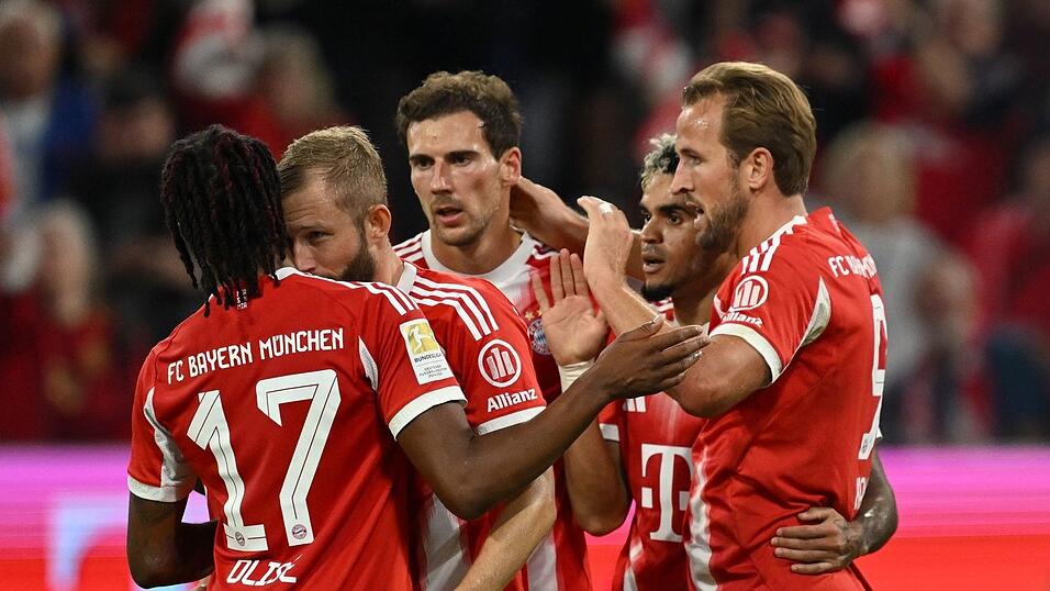 Die Bayern-Stars haben Spaß miteinander, wie der gemeinsame Jubel der Torschützen Harry Kane (r), Luis Díaz (2.v.r.) und Michael Olise (Nr. 17) zeigt.