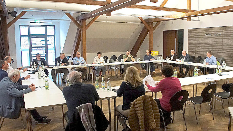 Zum letzten Mal tagte der Stadtrat am Donnerstag in seiner aktuellen Besetzung. Ab Mai werden es 20 Stadtr&auml;te sein, zus&auml;tzliche St&uuml;hle und Tische sind n&ouml;tig. Die Stadt hat sie vorsorglich schon mal aufgestellt.