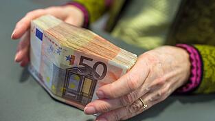 Wenn es in kleinen Firmen finanziell eng wird, verzichten die Inhaber häufig auf ihr eigenes Gehalt, anstatt einen Kredit aufzunehmen. Wenn es in kleinen Firmen finanziell eng wird, verzichten die Inhaber häufig auf ihr eigenes Gehalt, anstatt einen Kredit aufzunehmen.