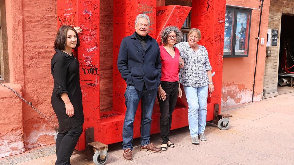 Stellen das Programm vor (von links): Dramaturgin Ganna Madiar, Intendant Sven Grunert, Carola Feddersen, Pressesprecherin und Redaktion Kinder- und Jugendtheater, und Disponentin Monika Elsenhans