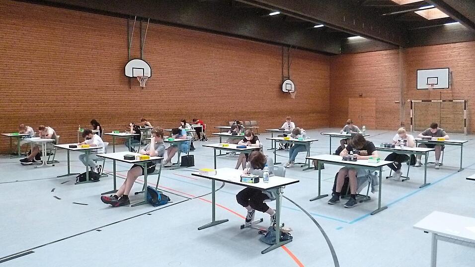 Die Zehntklässler in der Turnhalle bei der Deutschprüfung. Die Zehntklässler in der Turnhalle bei der Deutschprüfung.