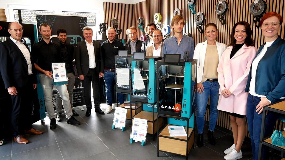 Die Vertreter der Wirtschaftsjunioren wollen mit ihren 3D-Drucker-Spenden Schüler für moderne Technik begeistern. Die Vertreter der Wirtschaftsjunioren wollen mit ihren 3D-Drucker-Spenden Schüler für moderne Technik begeistern.