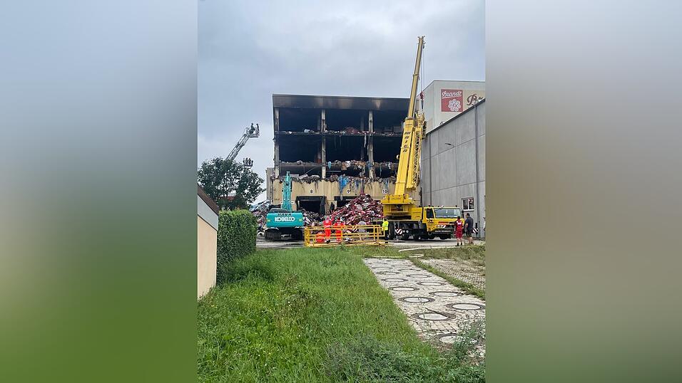 Die Lage am Dienstagmorgen: Raupenfahrzeuge schieben Glutnester aus dem Geb&auml;ude.&nbsp;