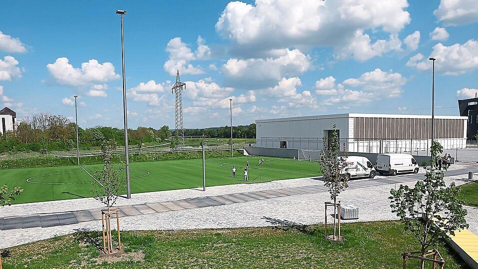 Die neue Staatliche Realschule in der M&uuml;nchnerau bietet nicht nur im Inneren viel Raum f&uuml;r die k&uuml;nftig bis zu 1000 Sch&uuml;ler, sondern auch im Freien. Und f&uuml;r den Sportunterricht gibt es nun auch ausreichend Platz: mit Dreifachturnhalle (die auch Vereine nutzen werden), Kunstrasenfeld, Allwetterplatz, 130-Meter-Laufbahn, Weitsprunggrube, Kugelsto&szlig;anlage und Beachvolleyballplatz