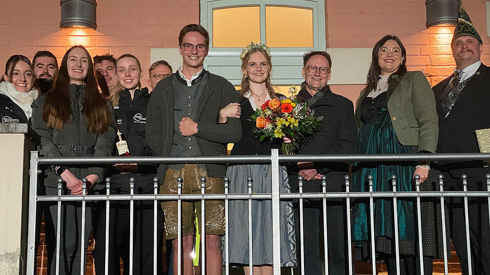 Die königlichen Hofdamen Kathi Trapp, Caro Fersch und Alina Schulz, das Prinzenpaar Tobias II. und Lisa-Marie I., Bürgermeister Hans Sailer, Hofmarschine Claudia Rank und 1. Präsident Benjamin Stefan bei der Proklamation vor dem Auer Rathaus.