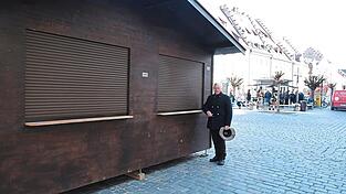 Kaffeekioskbetreiber Christian Stallmeier inspizierte schon einmal seine &Uuml;bergangsh&uuml;tte in Sichtweite des legend&auml;ren Kaffeekiosk, der w&auml;hrend der Bauarbeiten am Ludwigsplatz saniert wird.