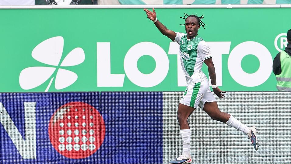 F&uuml;rths Noel Futkeu jubelt nach einer Gala-Vorstellung gegen Darmstadt.