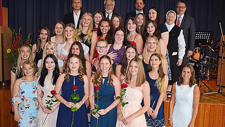Die Abschlussklasse, im Vordergrund - mit Rosen - die Jahrgangsbesten, von links nach rechts: Julia Aigner, Nadine Dietl, Laura Brunner, Evelyn Richter. Letzte Reihe, von links nach rechts: Konrektor Robert Gruber, Schulleiter Wolfgang Zirm, 2. B&uuml;rgermeister Adalbert H&ouml;sl, Generaloberin Sr. Anita Heimerl und Landtagsabgeordneter Josef Zellmeier.