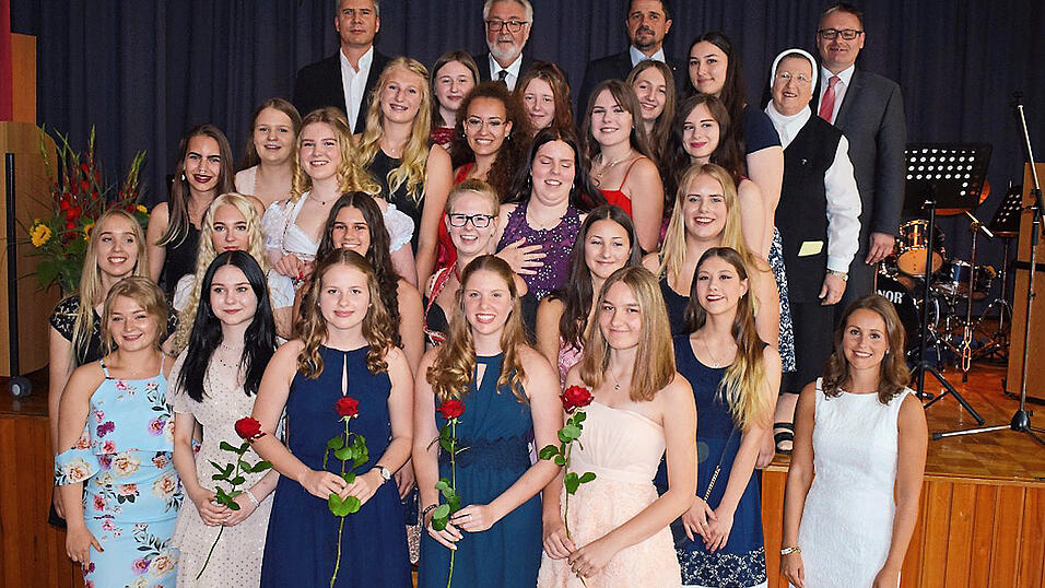 Die Abschlussklasse, im Vordergrund - mit Rosen - die Jahrgangsbesten, von links nach rechts: Julia Aigner, Nadine Dietl, Laura Brunner, Evelyn Richter. Letzte Reihe, von links nach rechts: Konrektor Robert Gruber, Schulleiter Wolfgang Zirm, 2. B&uuml;rgermeister Adalbert H&ouml;sl, Generaloberin Sr. Anita Heimerl und Landtagsabgeordneter Josef Zellmeier.