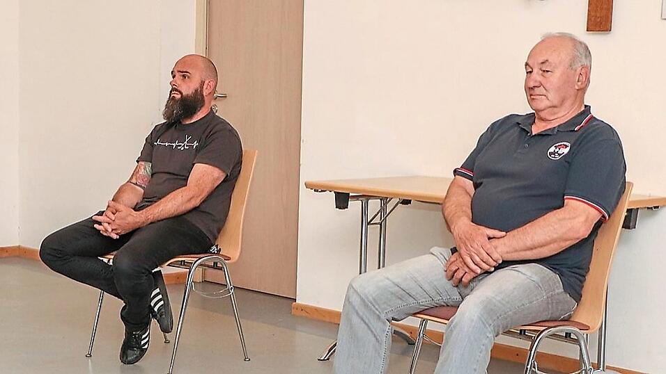 Die beiden Mettener Bademeister Bernhard Bielmeier (l.) und Werner Dietrich verfolgten die Marktratssitzung.