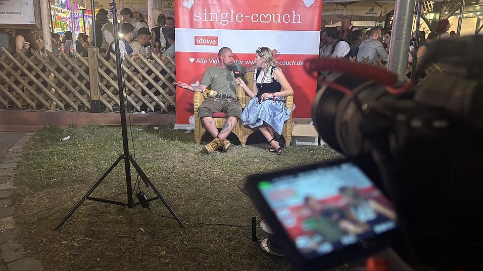 Die Single-Couch war auch heuer wieder eine beliebte Aktion auf dem Gäubodenvolksfest.