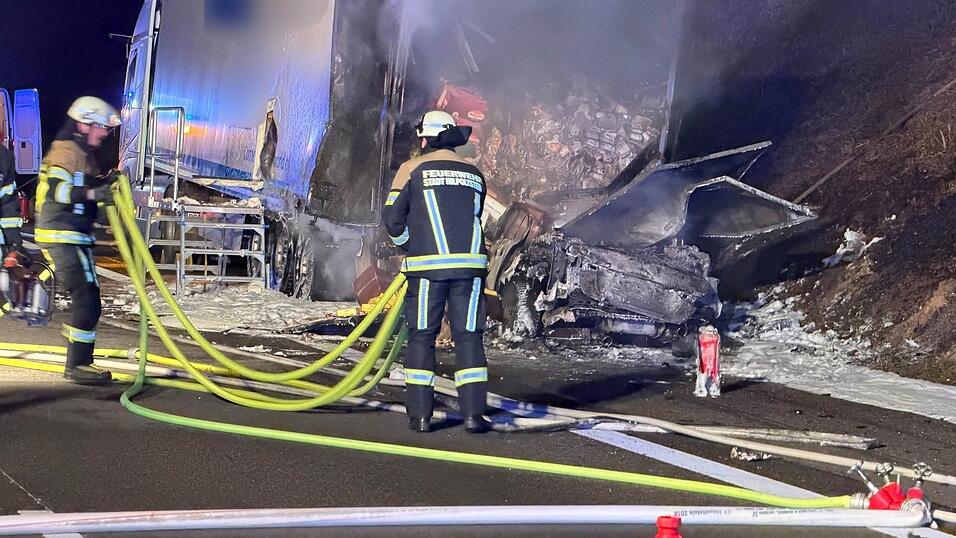 Nach dem Unfall auf der A9 laufen die Ermittlungen zur Ursache und zur Identität des verunglückten Autofahrers. Nach dem Unfall auf der A9 laufen die Ermittlungen zur Ursache und zur Identität des verunglückten Autofahrers.