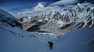 Das kurze Zeitfenster f&uuml;r den Gipfelsturm zum Mount Everest &ouml;ffnet sich bald, doch der Weg vom Basislager ist noch versperrt. (Archivbild)