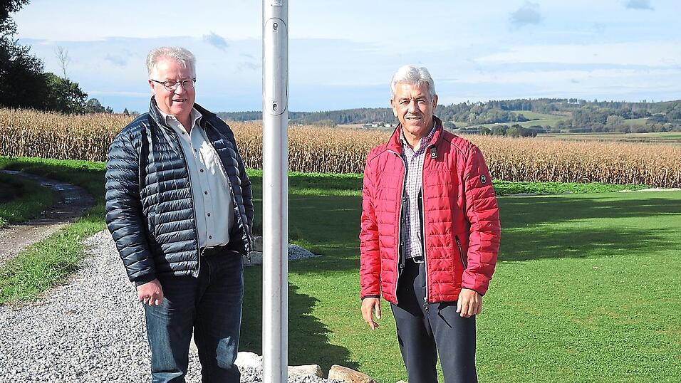 F&uuml;r die Markierungen der Grundst&uuml;cksgrenzen ist ein Feldgeschworener unerl&auml;sslich. B&uuml;rgermeister Ludwig Eder (r.) und Gesch&auml;ftsleiter Karl Heinz Duschl suchen deshalb dringend Ehrenamtliche.