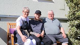Beate und Alois Breu sind stolz auf ihren Sohn Felix, der die Familientradition fortsetzen wird.